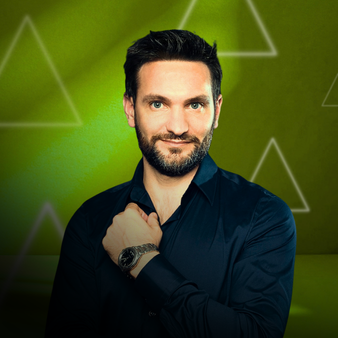 Hombre con barba, peinado oscuro, usando camisa oscura y reloj, en fondo verde con triángulos blancos.