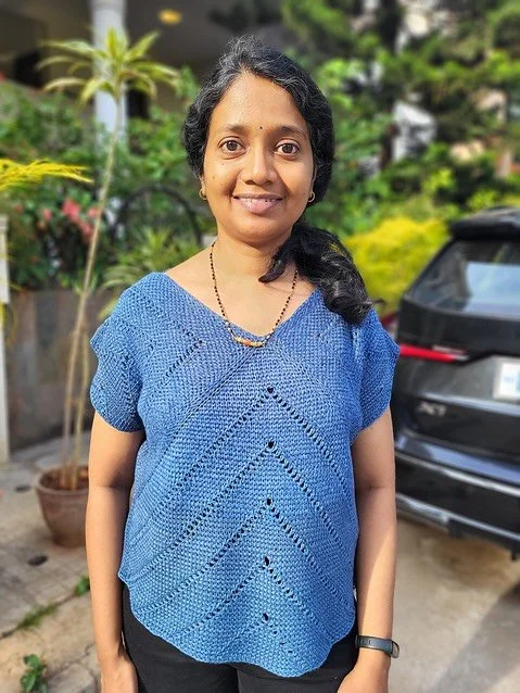 Time to show you some more finished Vee Tees! It was a pleasure to have @crafty_chaitra in the testing group. Her pattern feedback was that as an advanced beginner Tunisian crocheter she found it a bit tricky to start but once she started working on 