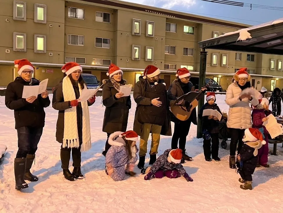 先週のキャロリングに参加してくれた皆さん、ありがとうございます！ ご近所さんとクリスマスの伝統を分かち合える、素晴らしい季節です。❄️🎼