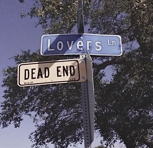 señal de calle que dice "Lovers Lane" y otra que dice "Dead End"