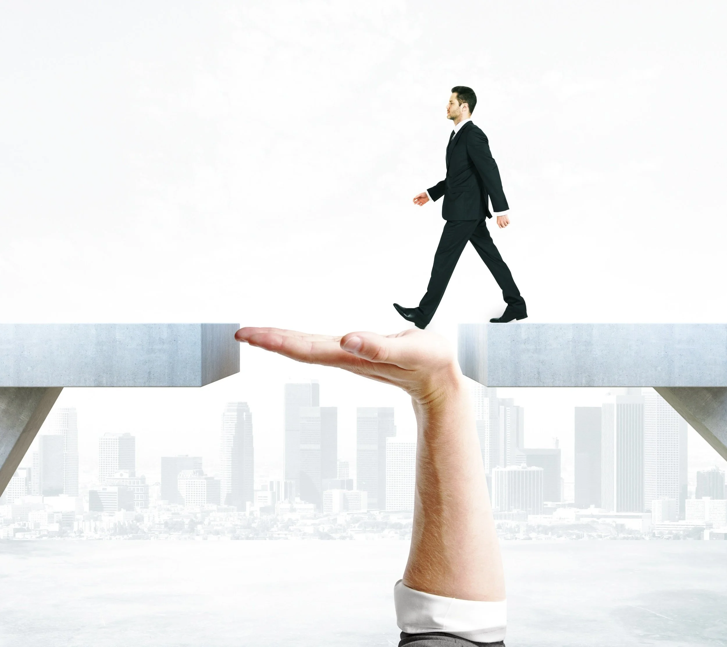 Líder empresarial cruzando con seguridad un puente en construcción hacia una organización escalable, sostenido por la transferencia de capacidades y la Estrategia KEY de Unlock Your Impact.