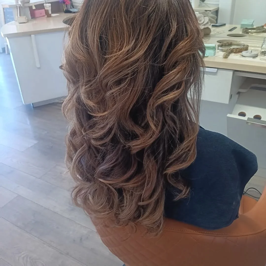 No better feeling than a fresh blowout ✨ Swipe to see before &amp; after! #findyourmoxie 
&bull;
&bull;
Moxie Beauty Bar #lajollahairsalon #blowoutsandiego