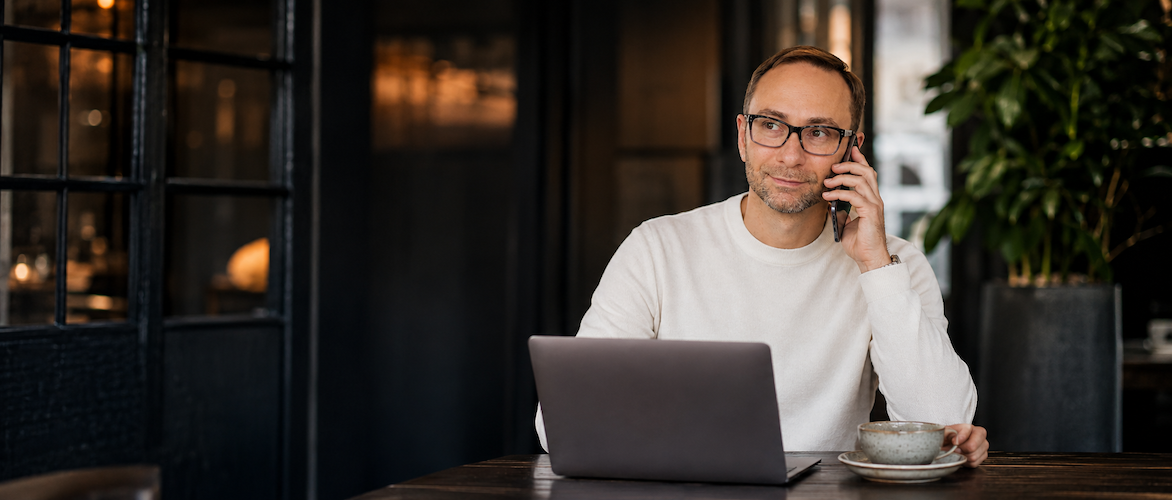 Alex Krasovsky on a wellness consultation call, inviting clients to book a free Energy and Digestion Clarity Consult.