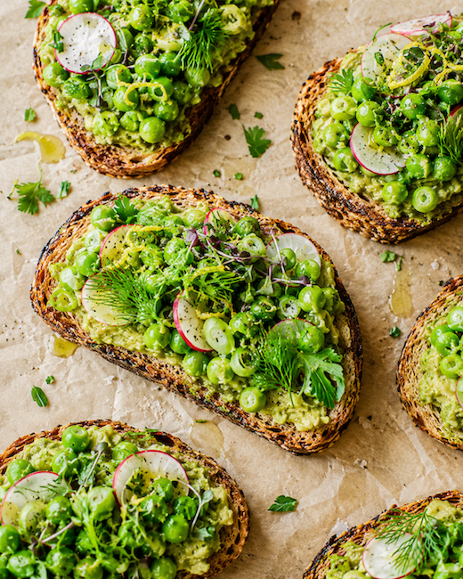 Pea and herbs toast