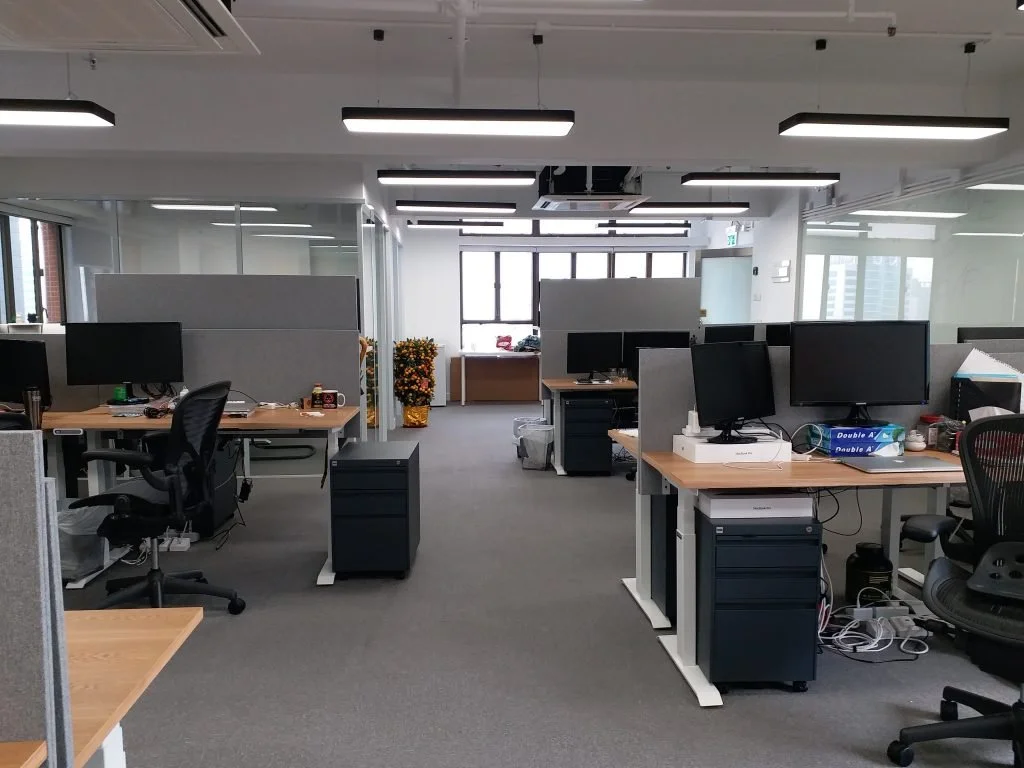Efficient open-plan workspace with multiple ergonomic workstations and clean modern layout.
高效開放式辦公空間，多個符合人體工學的工作站搭配簡潔現代布局，提升工作效率
