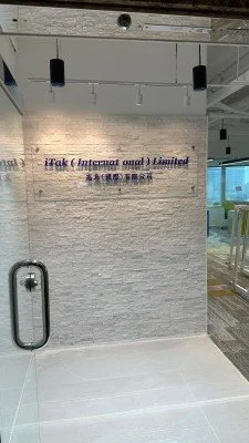 Modern reception featuring a textured stone wall, custom signage and sleek pendant lighting, creating a refined corporate welcome.
現代接待區以質感石牆為主體，搭配訂製企業標誌及簡約吊燈，打造精緻專業的迎賓氛圍