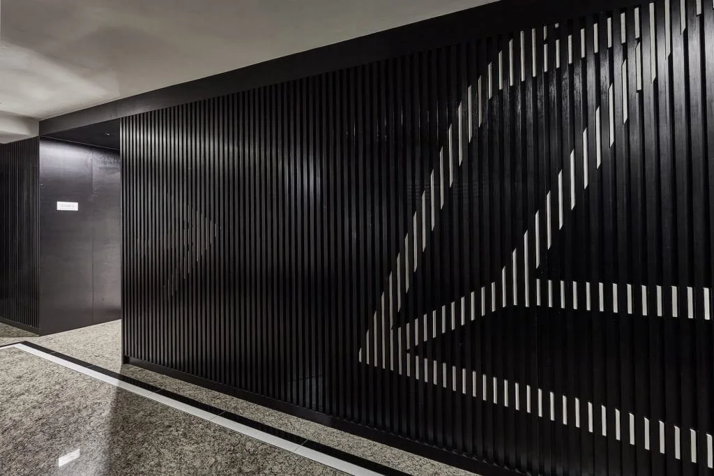 Black Metal Slatted Feature Wall — Fintech Office Entrance, Central
Dramatic black metal slatted wall at the entrance creates visual depth, texture and a strong first impression for this Central fintech company.

黑色金屬條紋牆 — 中環金融科技公司入口
入口處的黑色金屬條紋特色牆，營造
