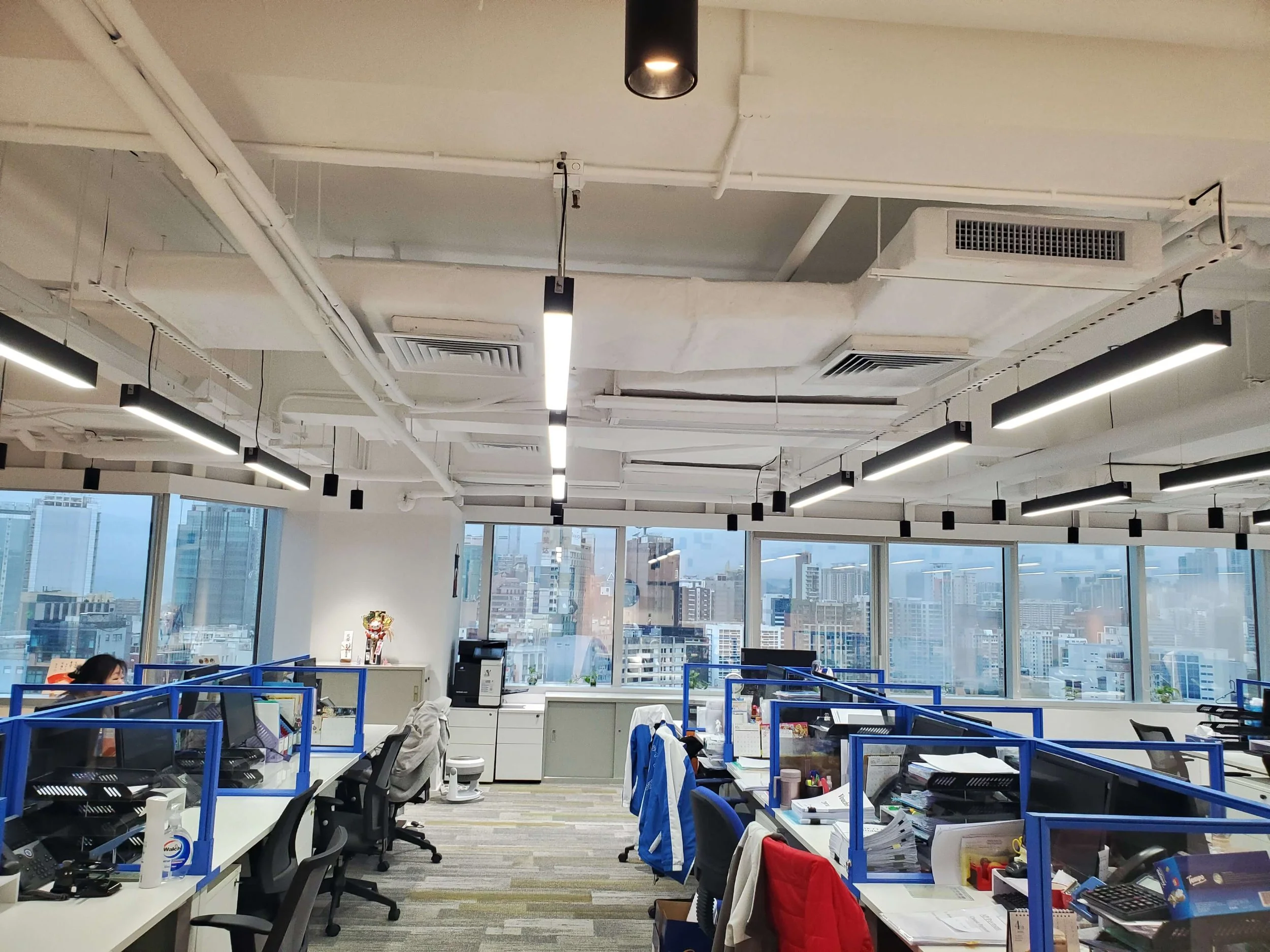 Efficient open-plan workspace with blue modular partitions and organised workstations.
高效開放式辦公區，藍色模組隔間搭配整齊工作站，提升空間利用率與工作效率