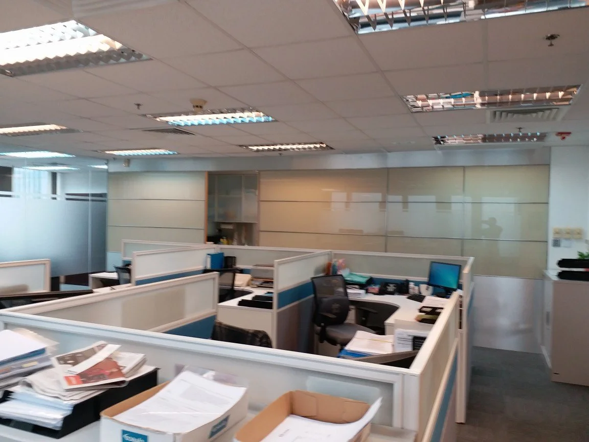 Bright open-plan office with modular cubicles and organised workstations, designed for productivity and collaboration.
明亮開放式辦公區，模組化隔間搭配整齊工作站，完美支援團隊合作與高效工作