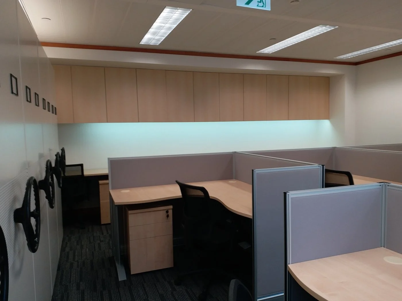 Space-saving rail-mounted cabinets that Maximise storage capacity while keeping documents neatly organised and easily accessible in a busy Central secretarial office.
 
節省空間的路軌式檔案櫃，在中環繁忙的秘書服務辦公室內，最大化存放大量文件，同時保持整齊有序、取用方便。
