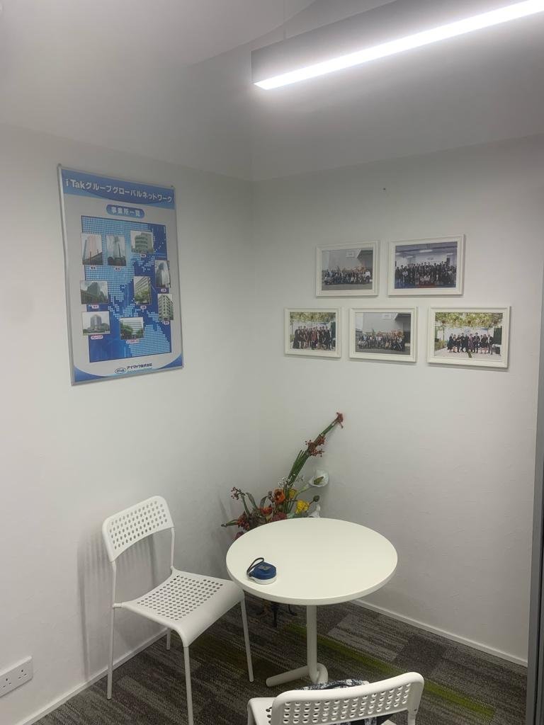 A quiet corner with round table and contemporary blue artwork, designed for focused discussions in a sleek Japanese electronics workspace.

寧靜小角落配圓桌與現代藍色藝術品，適合專注討論的簡約空間