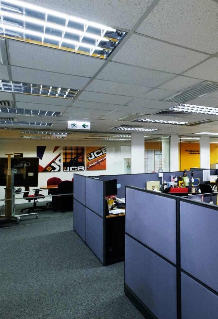 Efficient open-plan office with blue modular partitions and ergonomic workstations
高效開放式辦公區，藍色模組隔間結合人體工學工作站，提升舒適度