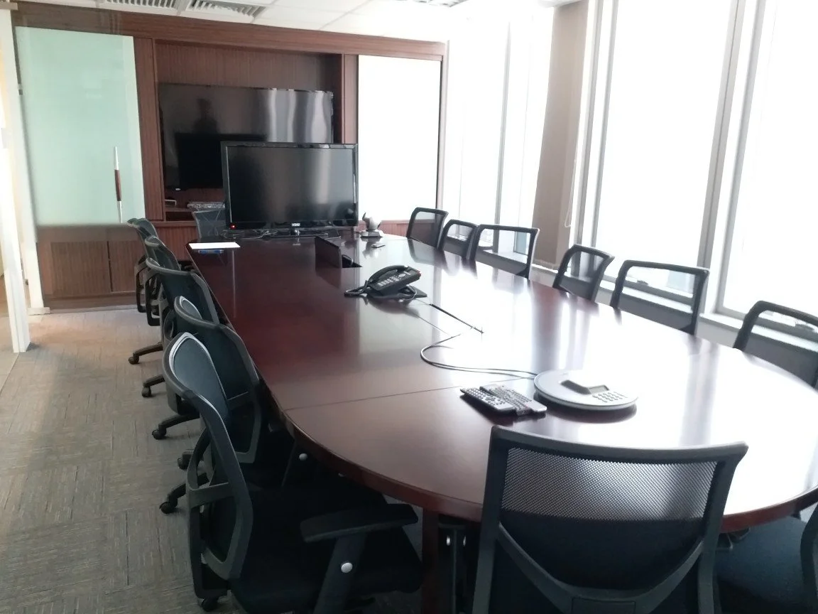  Spacious executive boardroom with a large conference table and ergonomic seating, ideal for meetings and presentations.
寬敞高級會議室，配以大型會議桌及人體工學座椅，適合重要會議與客戶簡報