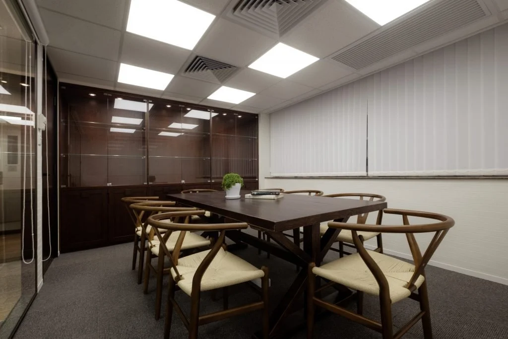 Elegant boardroom featuring a long conference table and classic wooden chairs, ideal for executive meetings and client presentations.
典雅會議室，配以長形會議桌及經典木椅，適合高層會議與客戶簡報