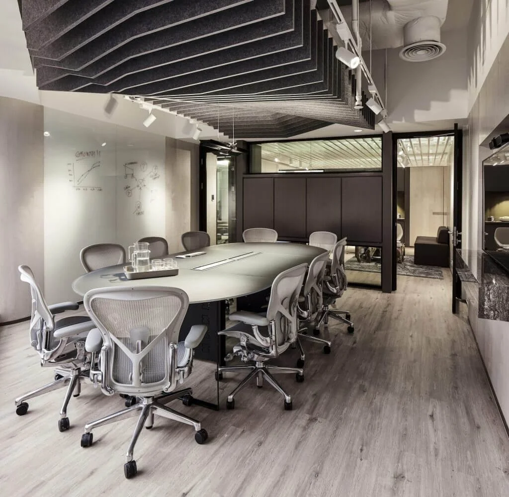 Spacious boardroom with long communal table, ergonomic seating and glass ceiling, designed for high-level discussions and strategic collaboration.

寬敞會議室配長共享桌、人體工學座椅與玻璃天花，適合高層會議與策略協作