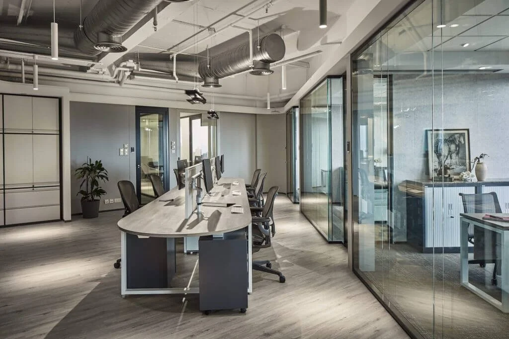 Open-Plan Workspace — Fintech Collaboration Hub, Central
Bright open-plan office with glass partitions and long communal table, designed for seamless collaboration and productivity in a dynamic fintech environment.

開放式辦公區 — 中環金融科技協作中心
明亮開放式辦公空間配玻璃間隔