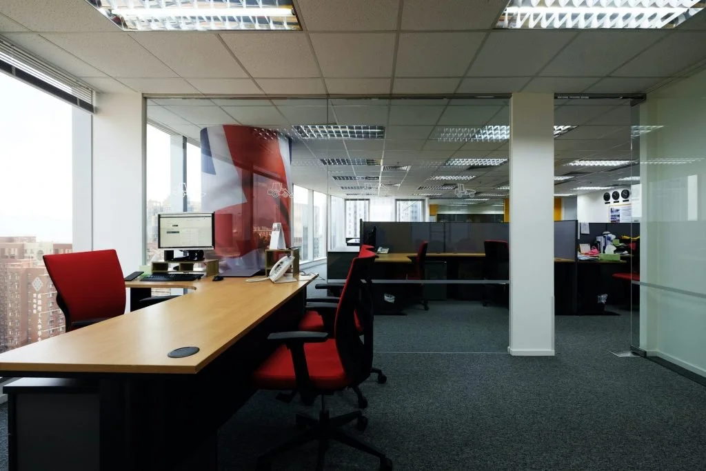 The Manager  room enclosed by full-height glass partitions for transparency and privacy
全高玻璃隔間經理室，保持視覺通透同時保障會議私密性