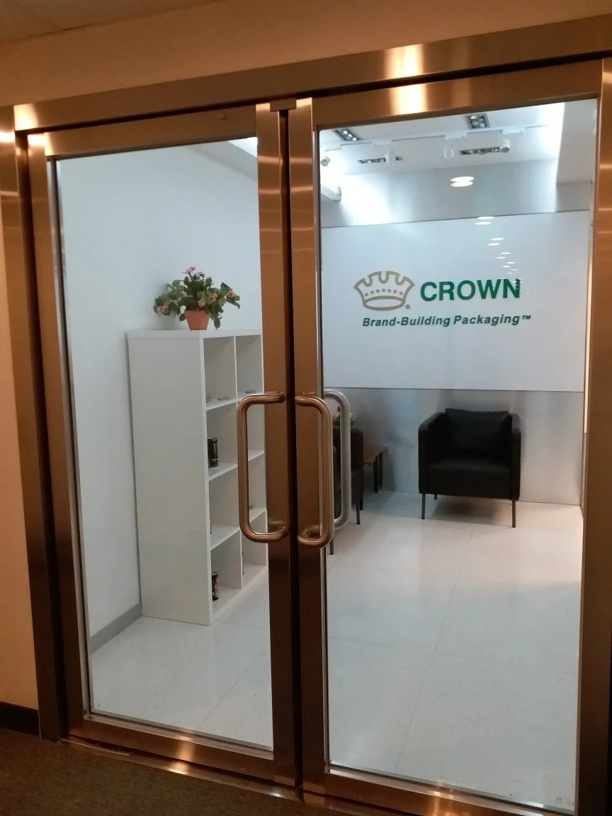 Elegant glass double doors featuring the CROWN logo, creating a sophisticated and welcoming corporate entrance.
優雅雙開玻璃門，搭配 CROWN 企業標誌，打造高端專業的迎賓入口