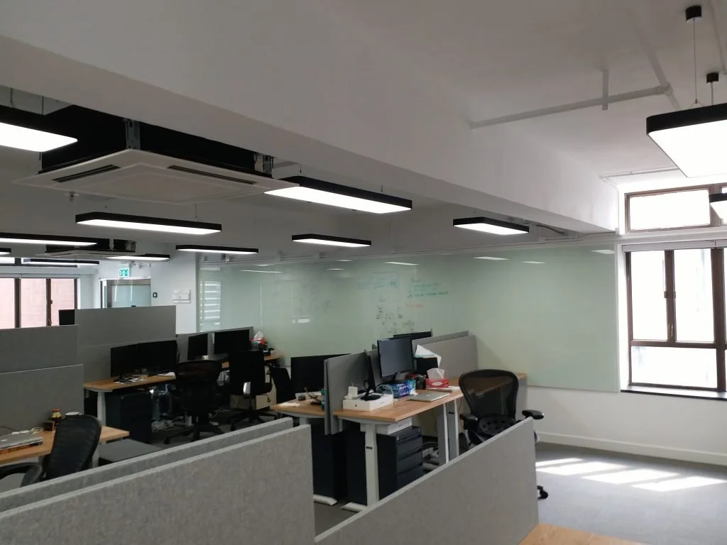 Modern open-plan office with expansive full-height glass walls specially designed for brainstorming sessions, fostering transparency, collaboration and creative idea flow.

現代開放式辦公區，配以大面積全高玻璃牆，專為腦力激盪會議而設計，促進空間透明度、團隊合作與創意交流。