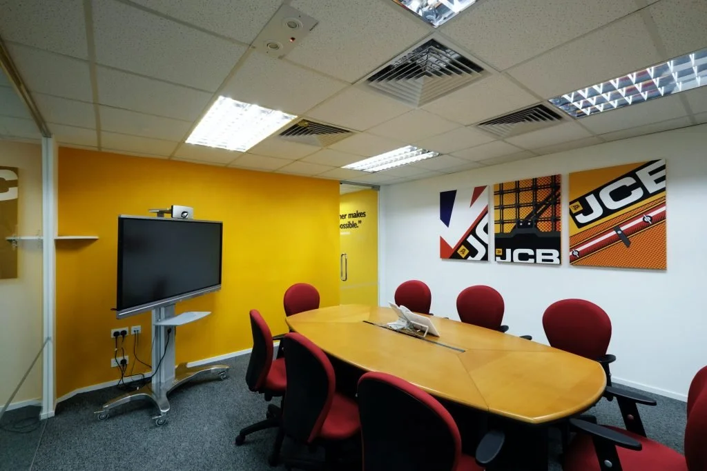 Modern meeting room with vibrant yellow accent wall and integrated AV system.
時尚會議室，亮黃色特色牆搭配完整影音設備，激發創意討論