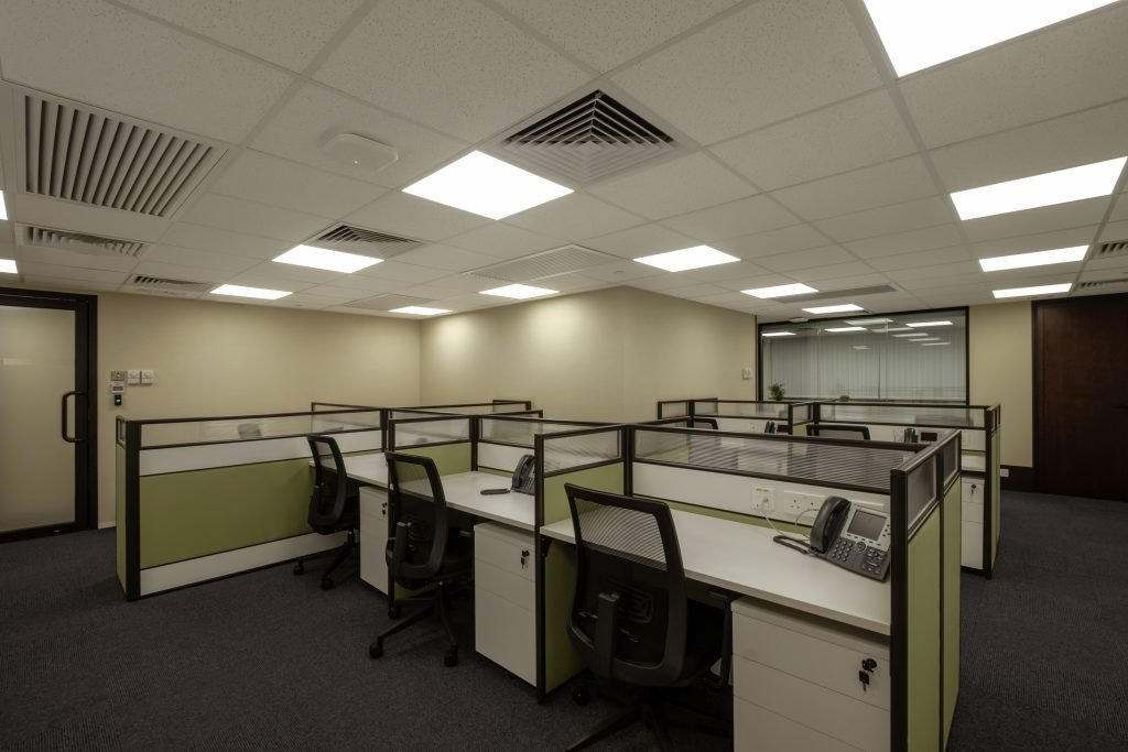 Efficient open-plan office with modular cubicles and bright overhead lighting, optimised for team collaboration and productivity.
高效開放式辦公區，模組化隔間搭配明亮照明設計，完美支援團隊合作與日常工作