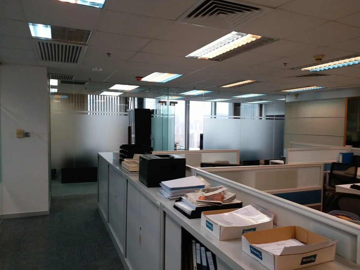 Modern open-plan workspace with extended counter stations and clean architectural lines for efficient daily operations.
現代開放式辦公空間，延伸式工作檯面搭配簡潔建築線條，優化日常工作流程與空間利用