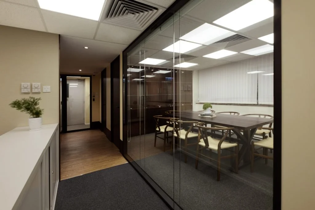 Modern architectural corridor enclosed by full-height glass partitions, maximising natural light and visual connectivity.
現代建築長廊，以全高玻璃隔間設計，最大化自然採光並提升空間通透感