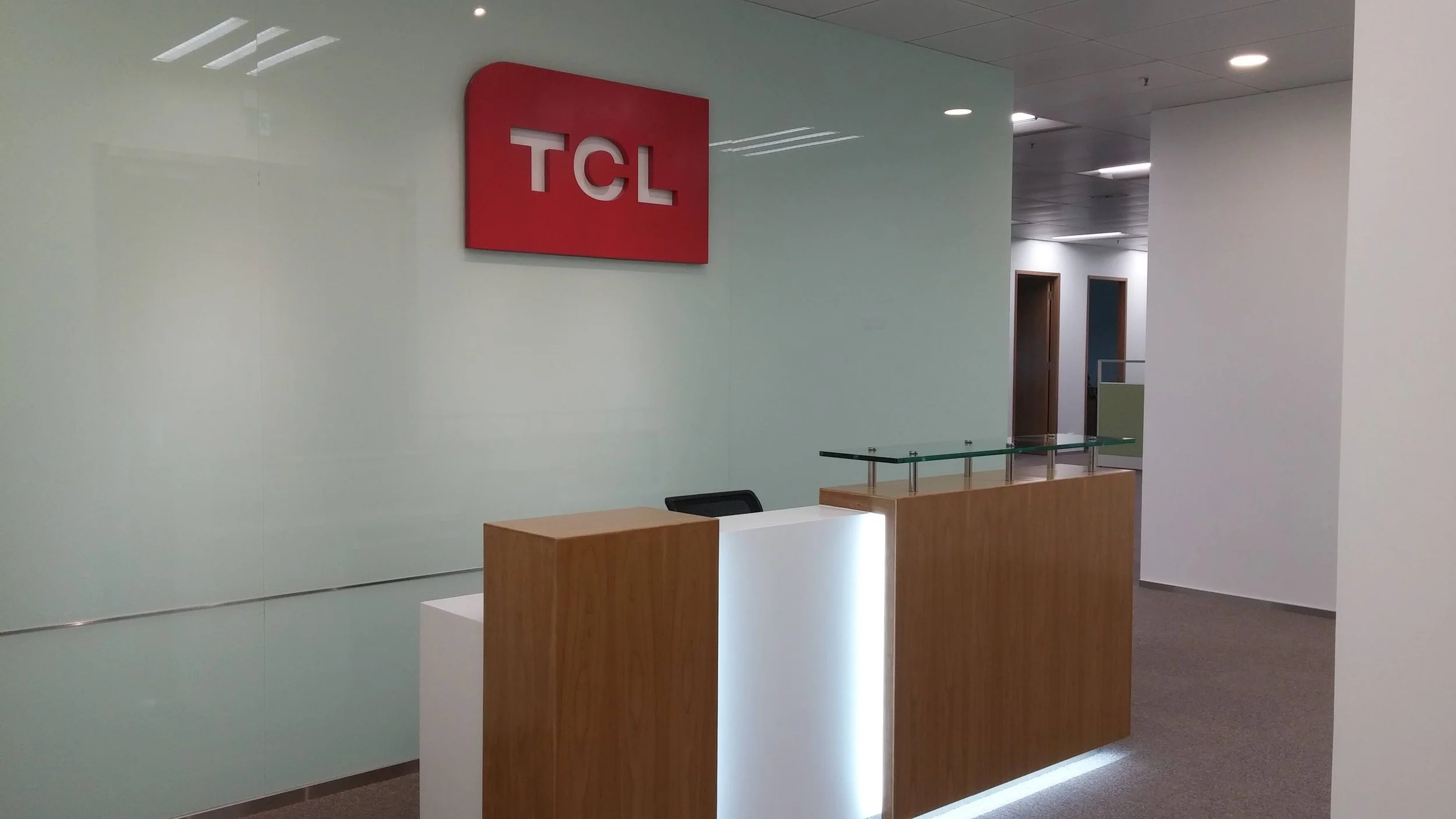 Modern reception desk with bold red TCL logo, creating a strong and memorable brand entrance.
現代接待前台，配以醒目紅色 TCL 企業標誌，打造強烈且令人印象深刻的品牌迎賓形象