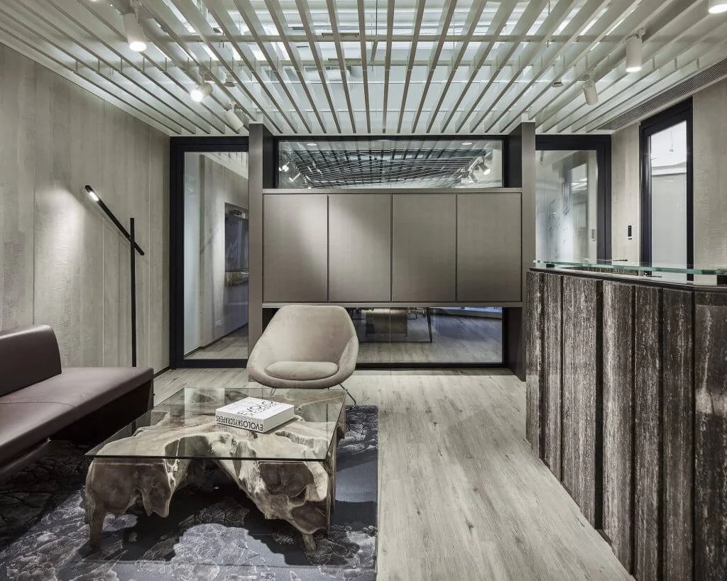 A warm and inviting reception area featuring sculptural coffee table, comfortable seating and statement ceiling lighting for a modern welcome.

接待休息區 — 中環金融科技辦公室
溫暖迎賓休息區配雕塑感咖啡桌、舒適座椅與特色天花照明，打造現代化的迎賓空間