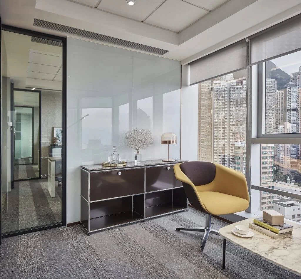 Private Office Suite — Fintech CEO Office, Central
Modern private office with statement yellow chair, sleek storage and floor-to-ceiling city views, creating a calm yet inspiring workspace for leadership.

私人辦公室 — 中環金融科技總裁辦公室
現代私人辦公室配亮點黃色座椅、簡潔儲物櫃與落地窗