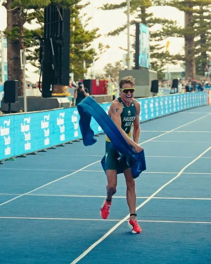 @matt_hauser takes the gold on home soil in Wollongong at the @worldtriathlon championship. 🥇 

🎥 for @asicsaustralia