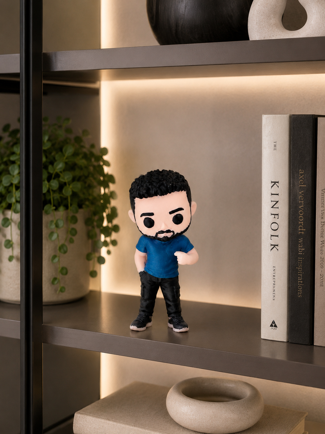 FUNKO HOMBRE ESTANTERIA.png
