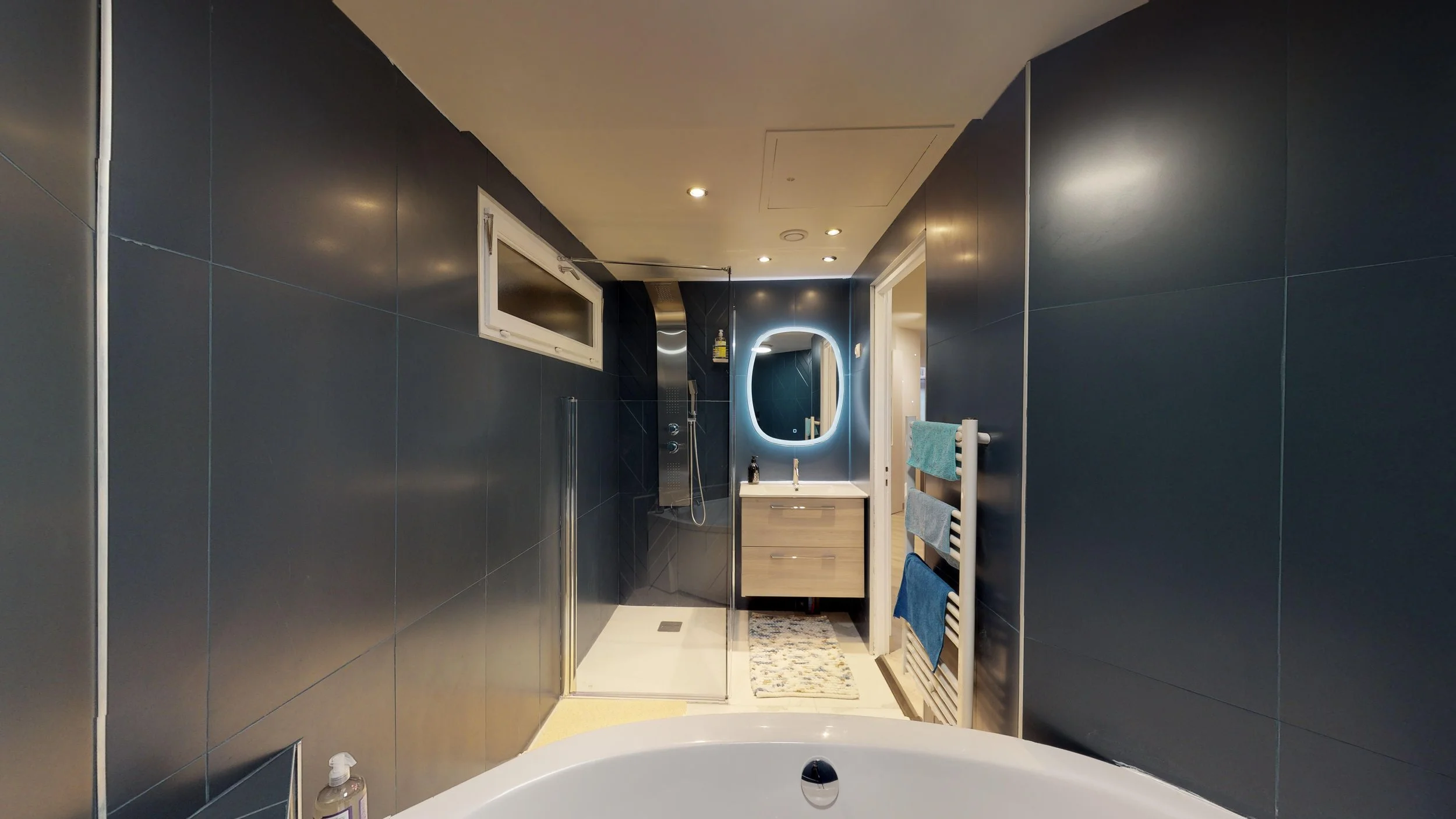 35 Salle d'eau avec baignoire d'angle et douche.jpg