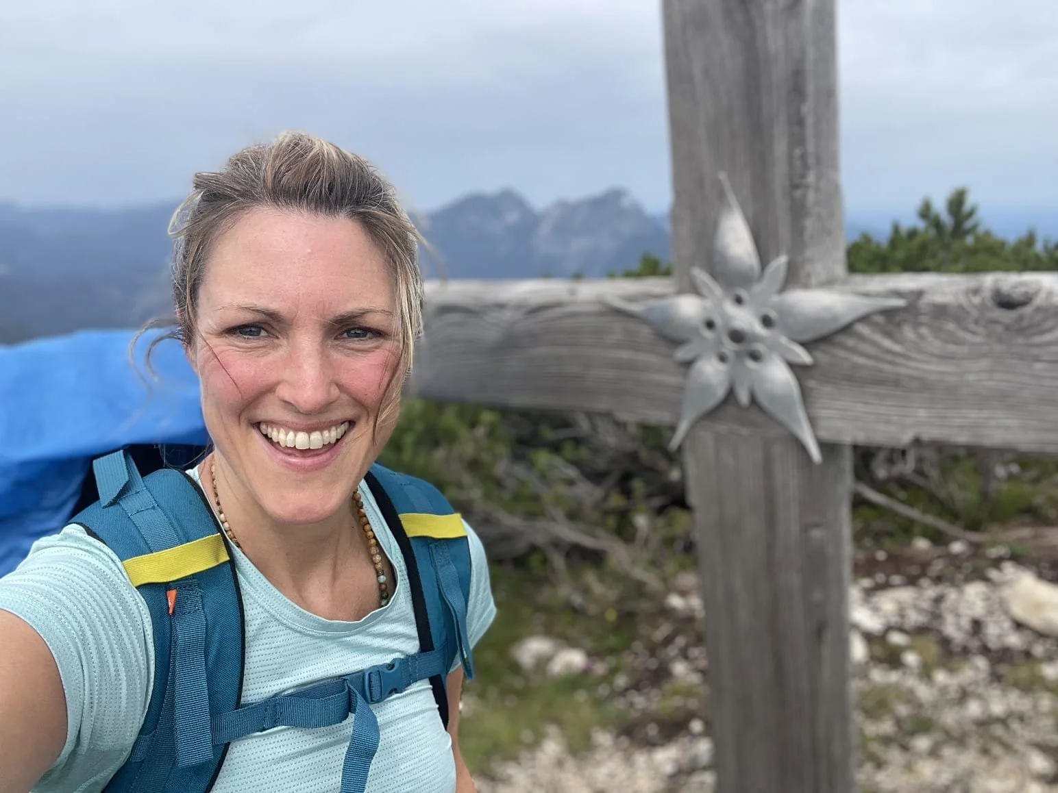 Verena lächelt fröhlich, da sie den Gipfel des Untersberg erklommen hat.