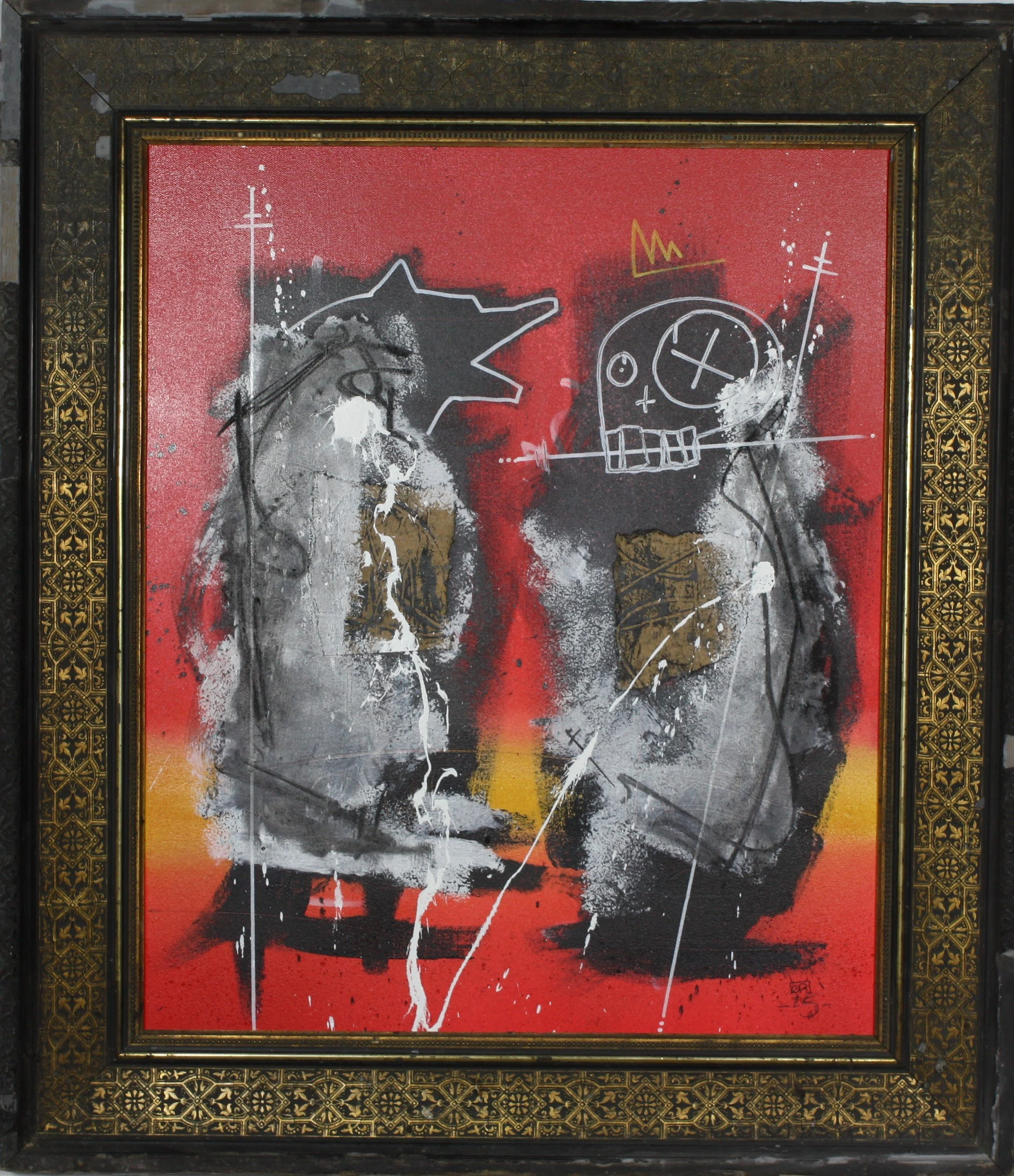 Peinture abstraite avec deux designs de corps humains, un visage de croquis de style tête de crâne, fond rouge avec accents noirs, blancs, et or, encadrée avec cadre doré et noir.