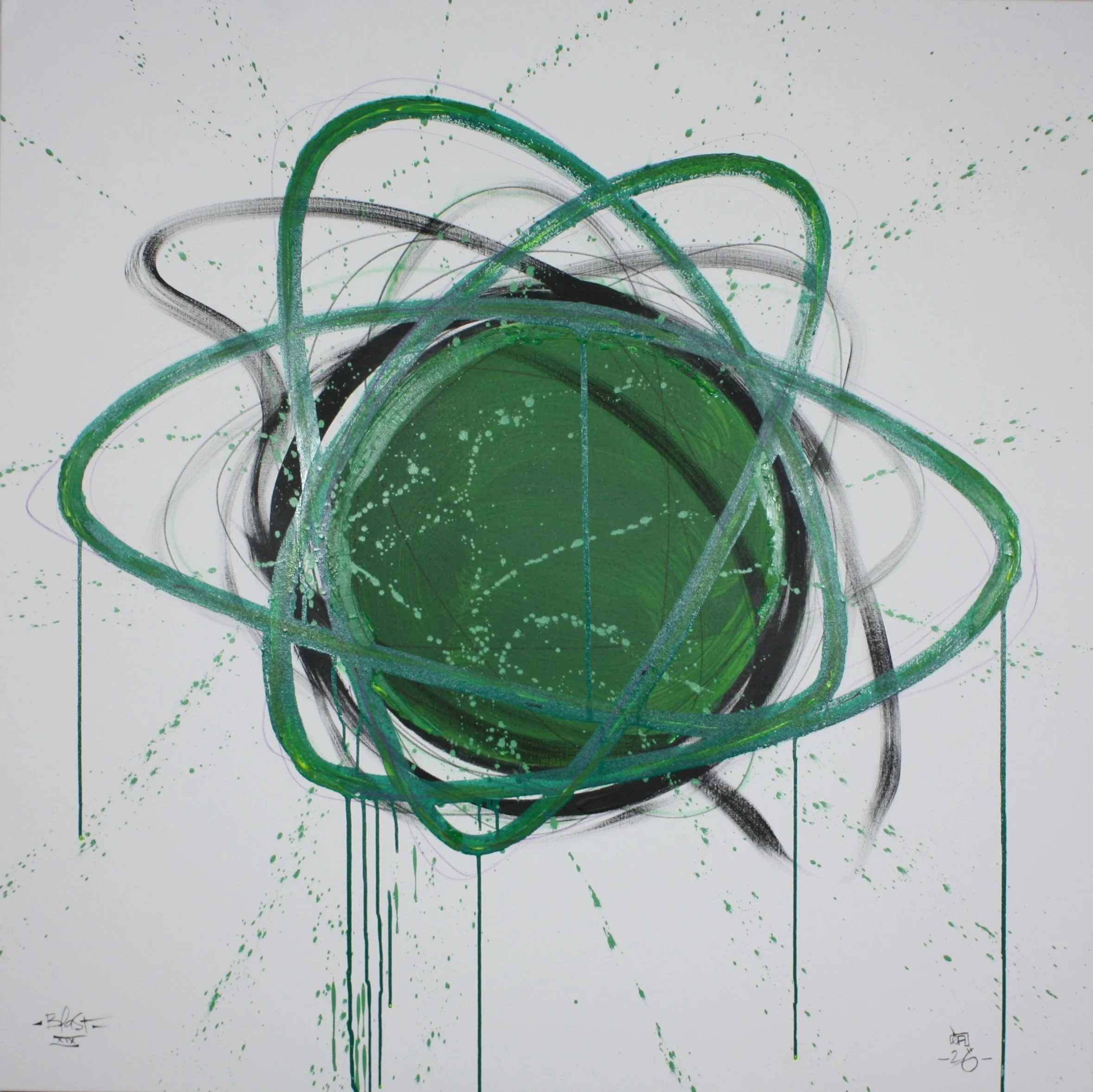 Peinture abstraite avec un noyau vert entouré de lignes tourbillonnantes vertes, noires et violettes sur fond blanc.