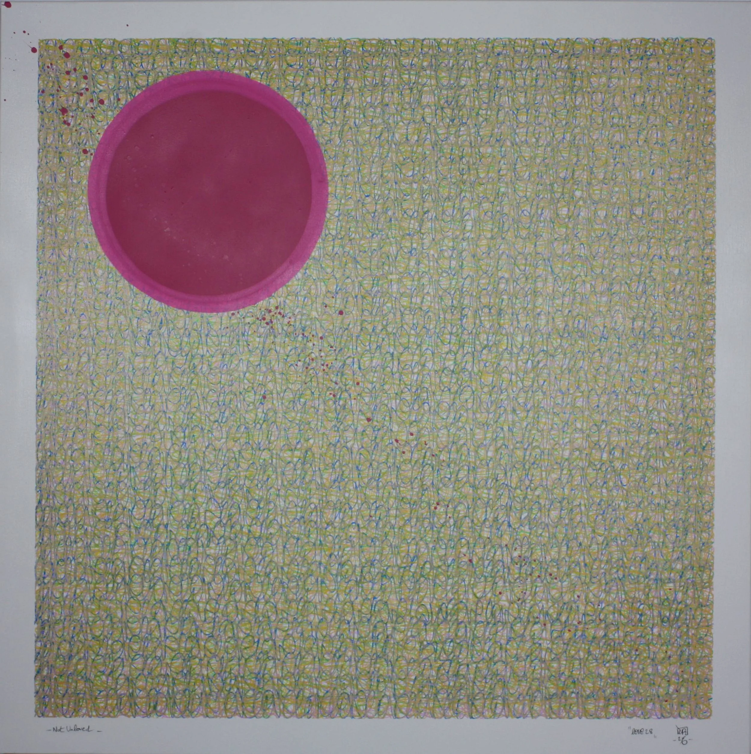 Une œuvre d'art abstraite avec un fond constitué d'un motif de lignes de différentes couleurs. Sur le coin supérieur gauche, un cercle rose foncé avec un contour rose clair, tracé avec quelques éclaboussures de peinture rouge à proximité.