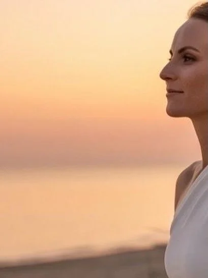 Like A Bride ist aus dem Wunsch entstanden, Frauen einen Raum zu geben - frei von Erwartungen, frei von Druck, frei von &ldquo;Du musst&rdquo;.
Ein Ort, an dem es nur um dich geht. Um Leichtigkeit. Um Freude. Um dieses Gef&uuml;hl, wenn du dich im Sp