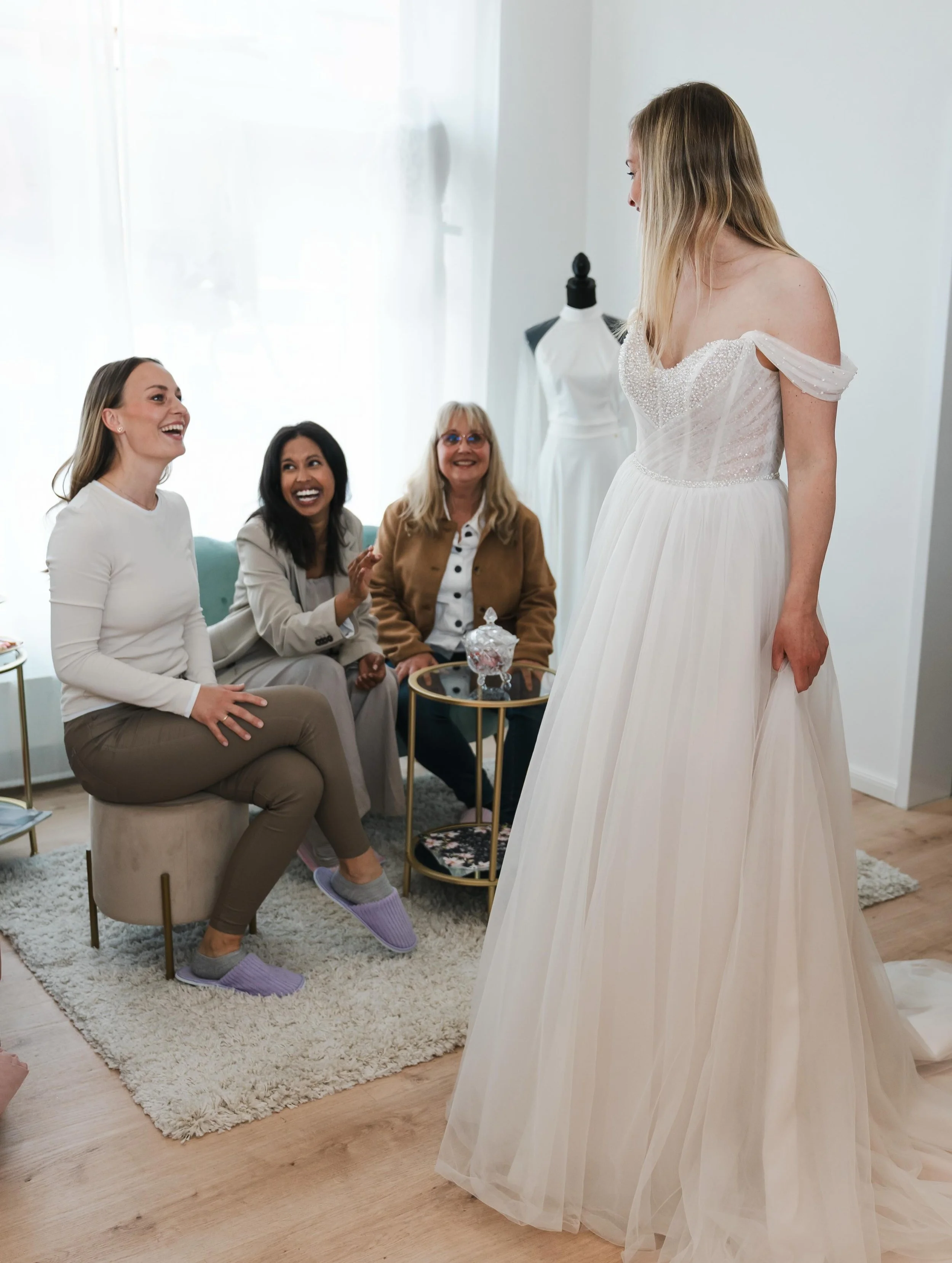 Gro&szlig;er Brautmoment 💫

Das ist f&uuml;r alle, die schon immer einmal Brautkleider tragen, sich besonders f&uuml;hlen und gemeinsam mit ihren Lieblingsmenschen unvergessliche Erinnerungen schaffen m&ouml;chten 🤍

Keine Hochzeit. Kein Antrag. Ke