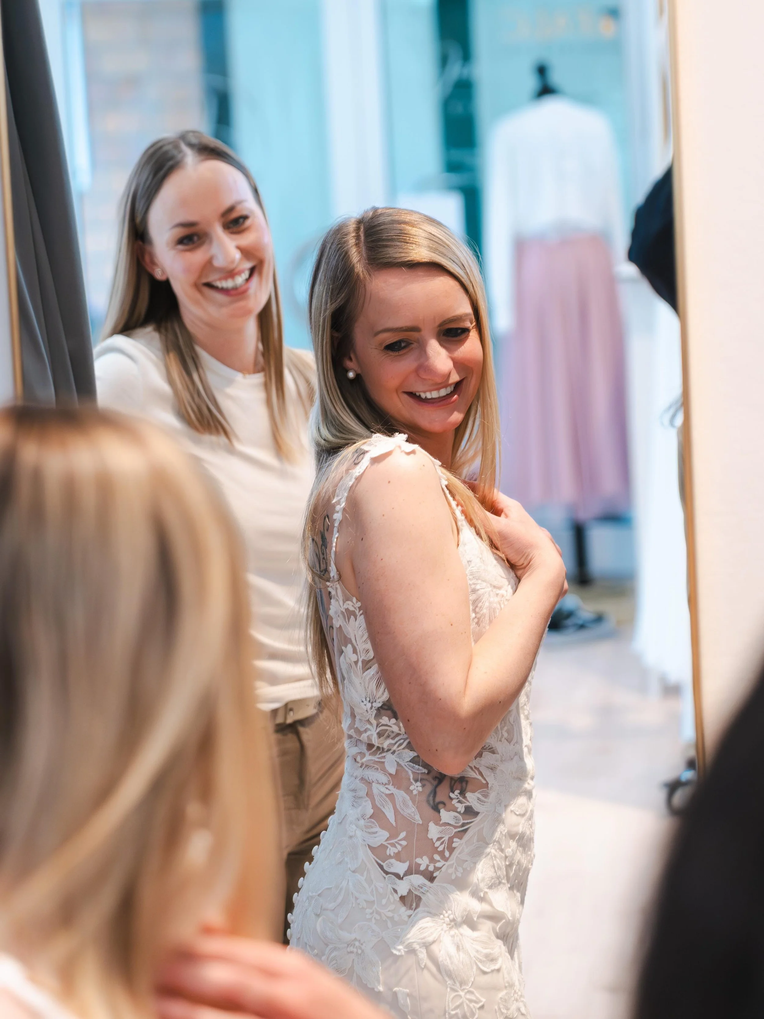 Kleiner Brautmoment ✨🤍

Der Kleine Brautmoment l&auml;dt dich dazu ein, f&uuml;r einen Augenblick alles um dich herum zu vergessen, in traumhafte Brautkleider einzutauchen und besondere Erinnerungen zu schaffen 👰🏻

Keine Hochzeit. Kein Antrag. Kei
