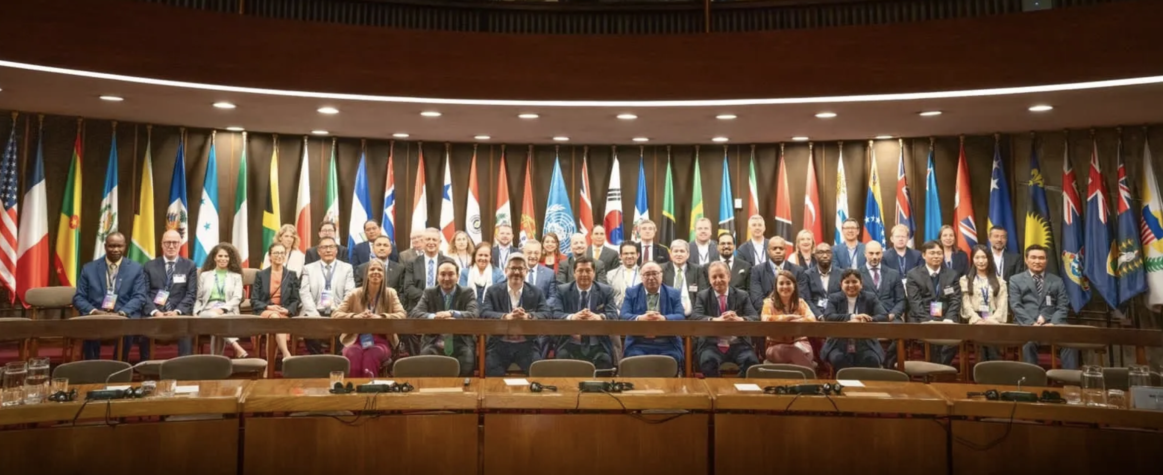 Delegates at the Red GEALC XIX ministerial meeting on digital government in Latin America and the Caribbean, with international flags