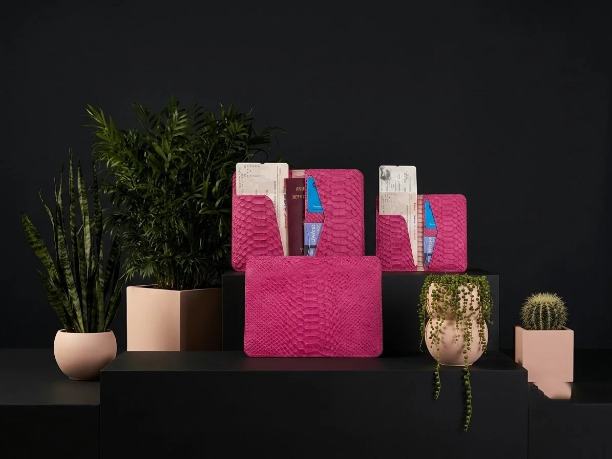 Portacarte da viaggio a due ante e portacarte minimalista in pelle stampata pitone rosa, con carta d'imbarco e passaporto