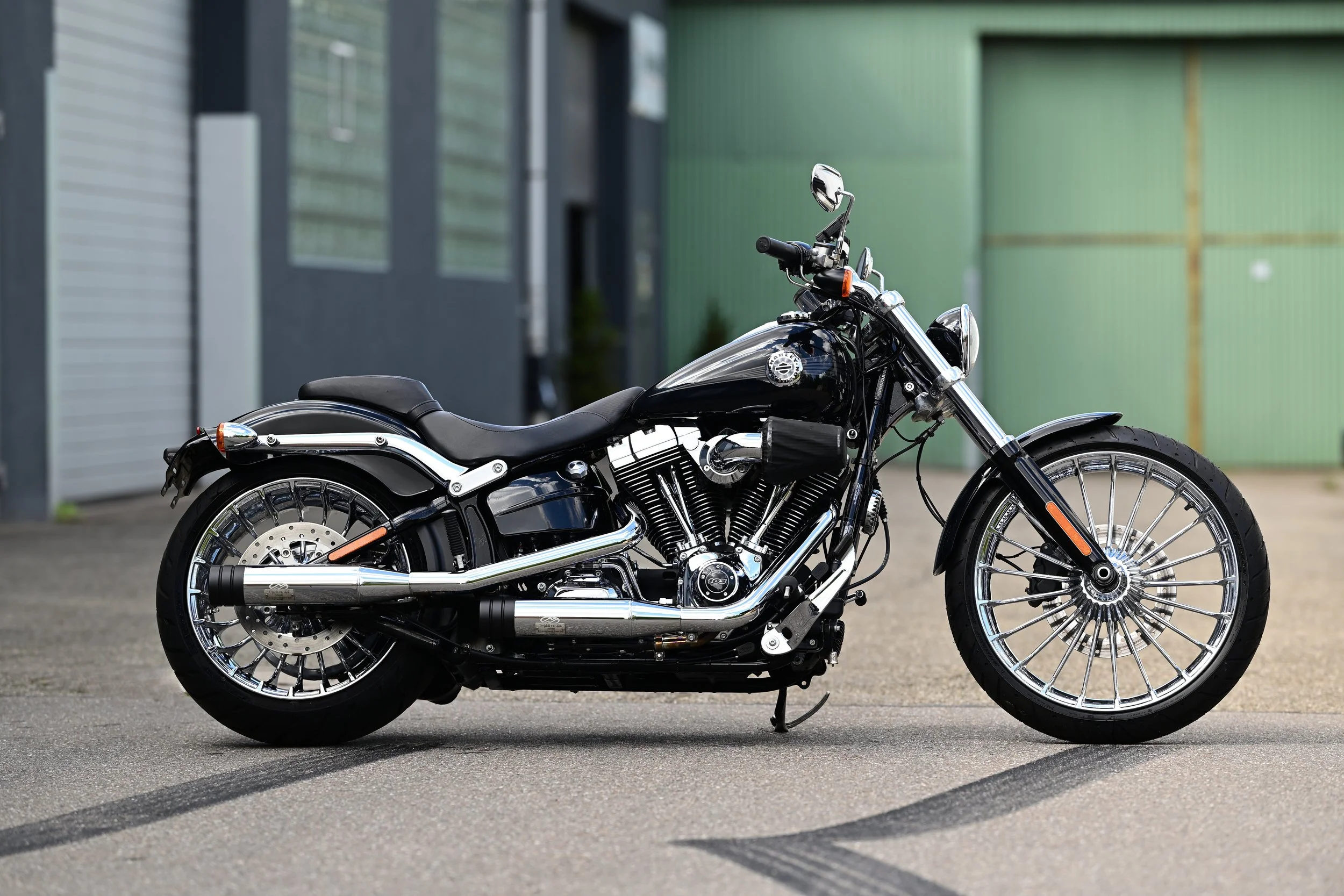 Harley Davidson Breakout 103 CVO Turbine Felgen Jekill und Hyde Auspuff, Heavy Breather Luftfilter, Neuwertiger Zustand, Twin Cam 103 Motor