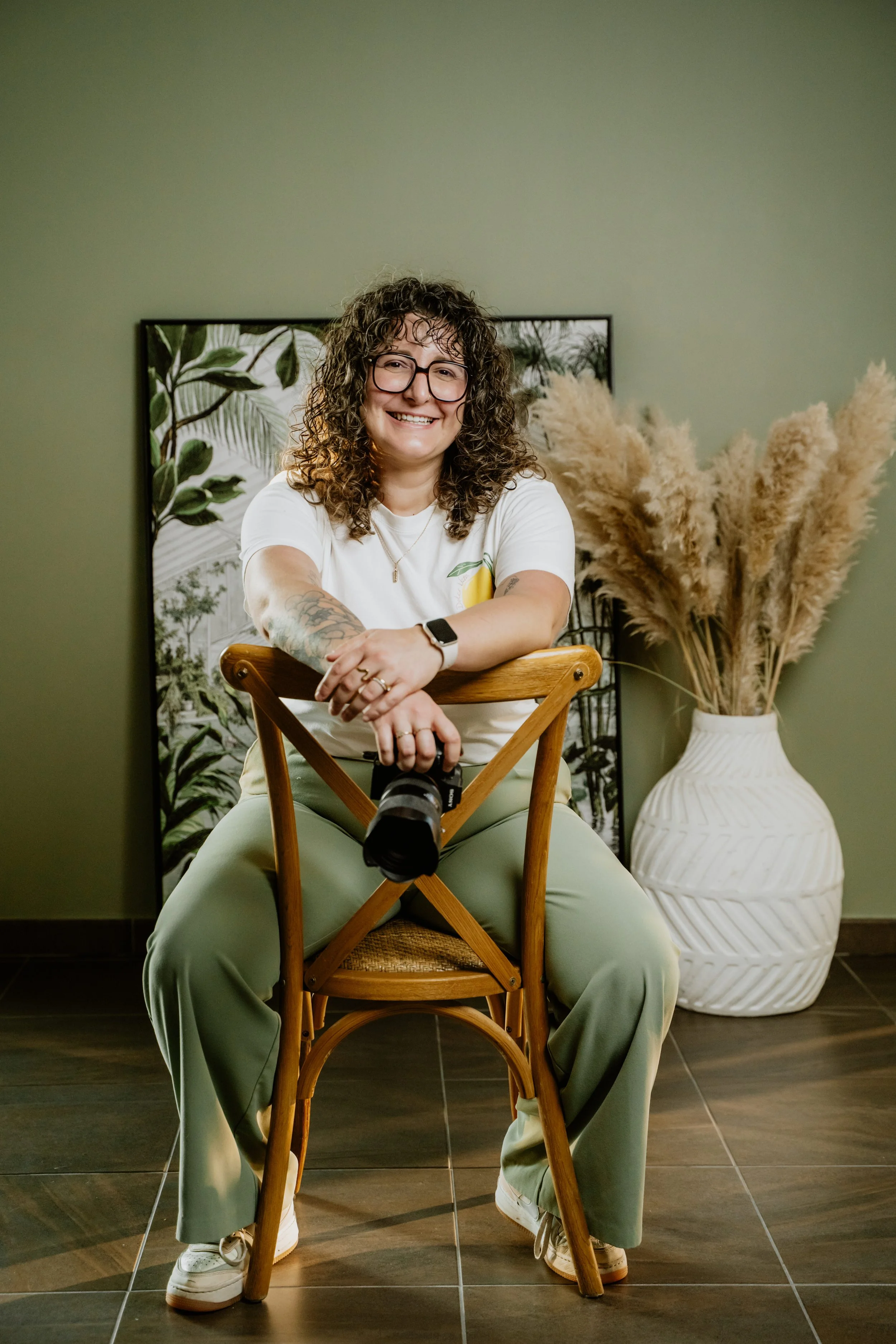 Marine Derache, Clic and Love, Clic and Pawtes, Clic and Co, Ylly photographie, photographe Lille, jeune femme souriante, cheveux frisés, appareil photo dans les mains