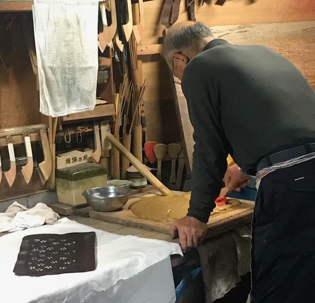 Hiroshi Noguchi making rice paste resist