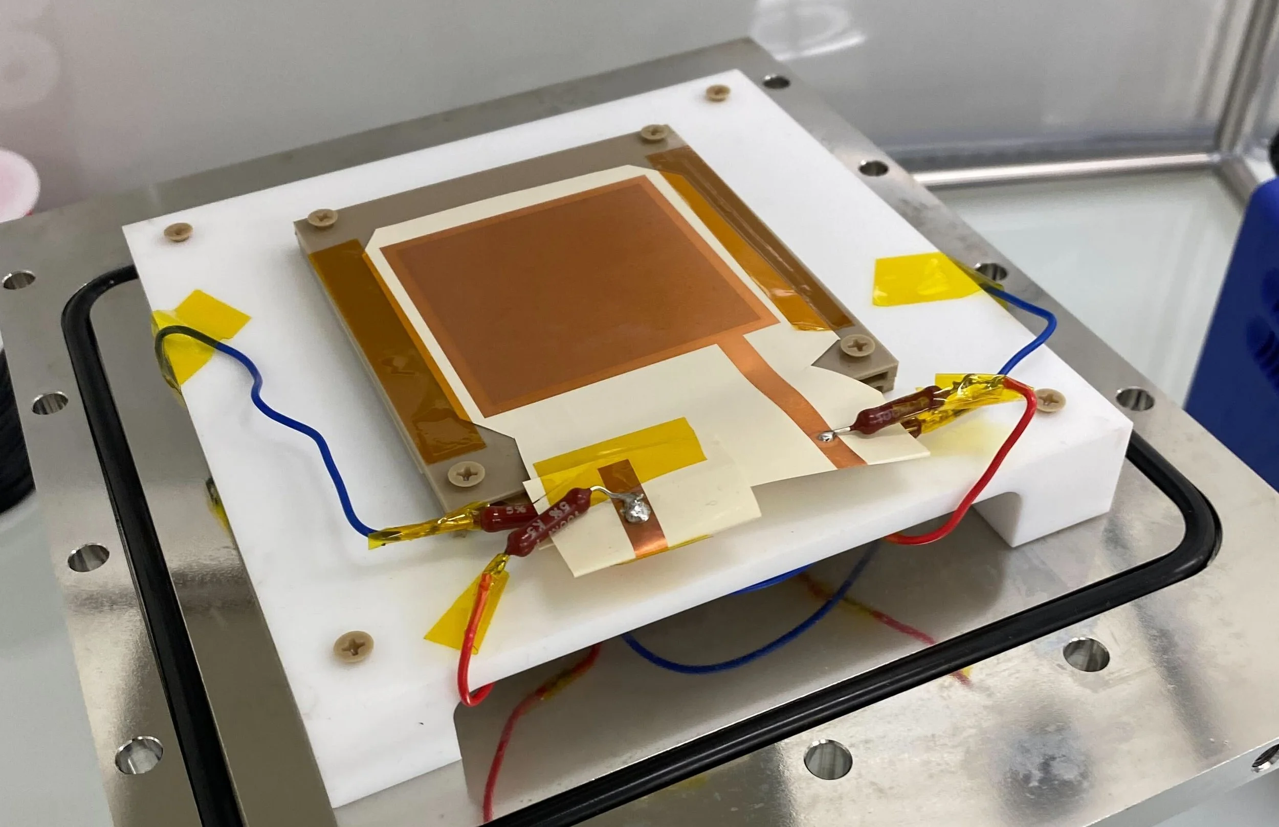 電子基板に配線と部品が取り付けられた実験用の電子デバイス