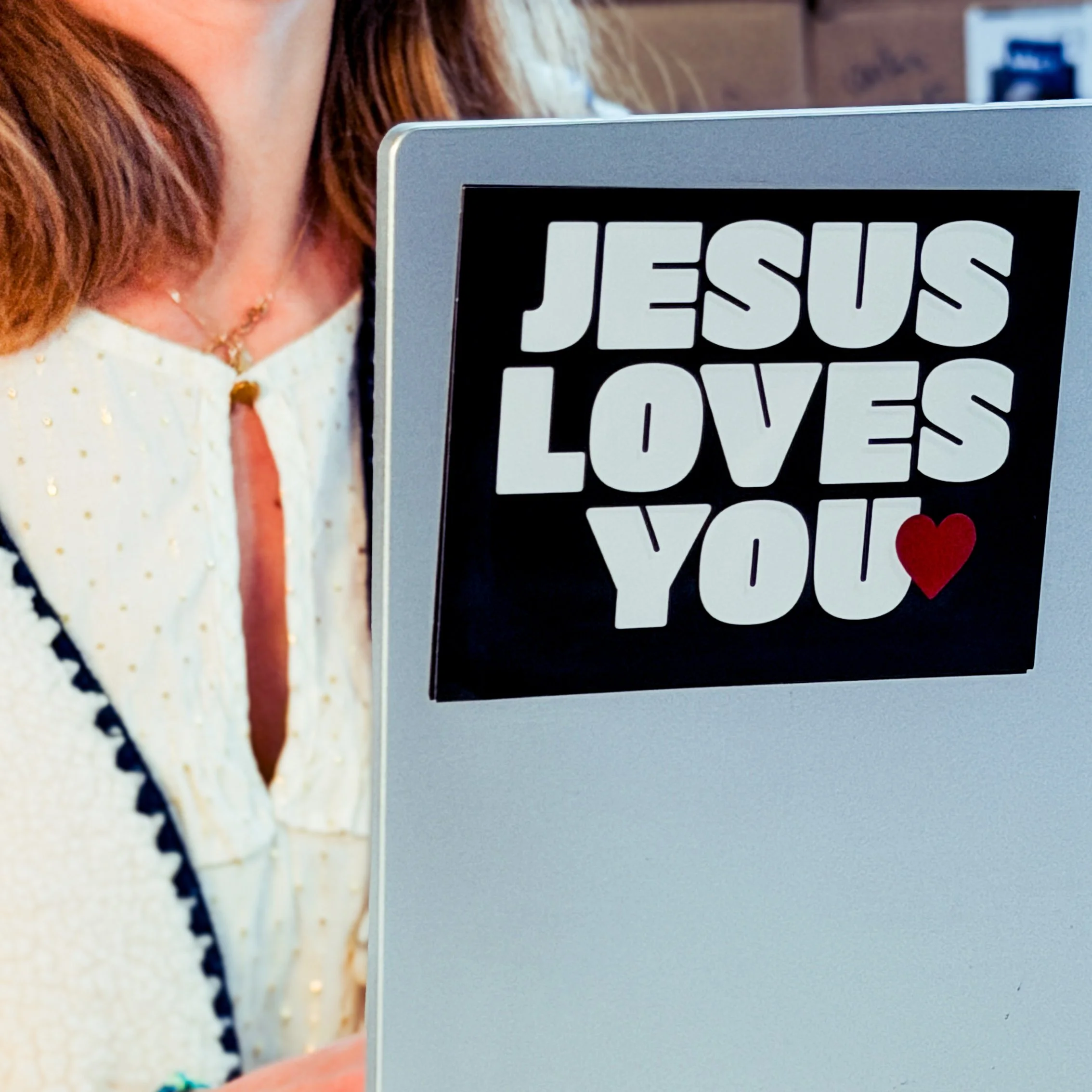 Sticker jesus loves you sur ordi.jpg