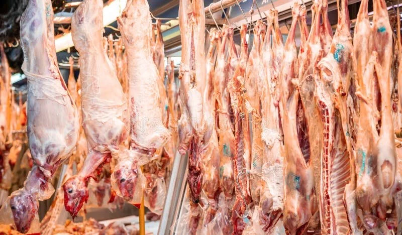 concepto-de-la-carne-cordero-oveja-colgada-en-los-ganchos-carnicería-crudo-para-el-fondo-primer-del-mercado-fuera-lista-ser-149646680.jpg