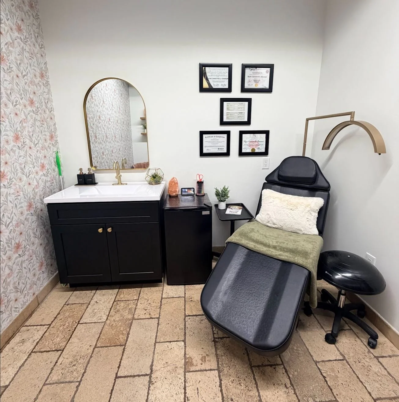 Photo of the Healing Hues PMU salon.
