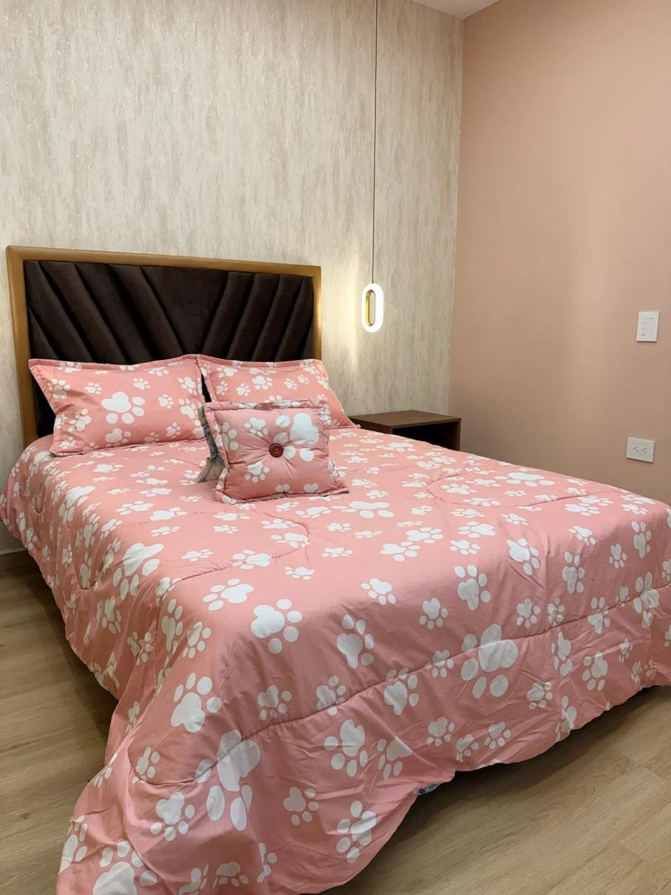 Edredón King Estampado 6 Piezas - Huellas Rosado Claro